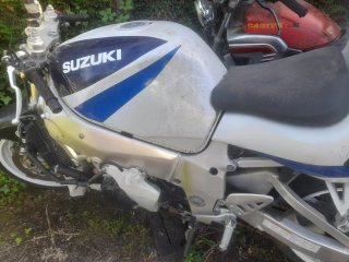Suzuki Moto blanca y azul