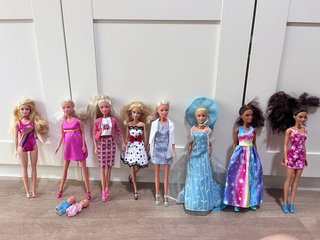 Lote de 7 Barbies y 2 Bebés