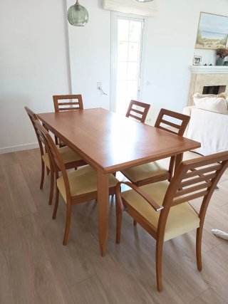 Mesa de comedor con 6 sillas de madera