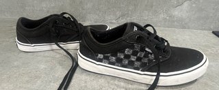 Zapatillas Vans Negras Talla 38 decoradas