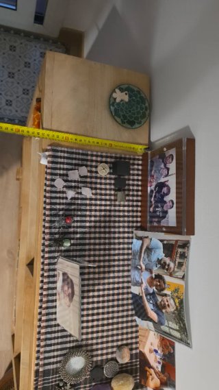 Estantería de madera con cajones