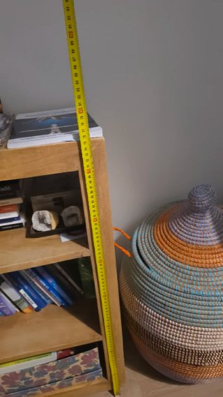 Estantería de madera con cajones