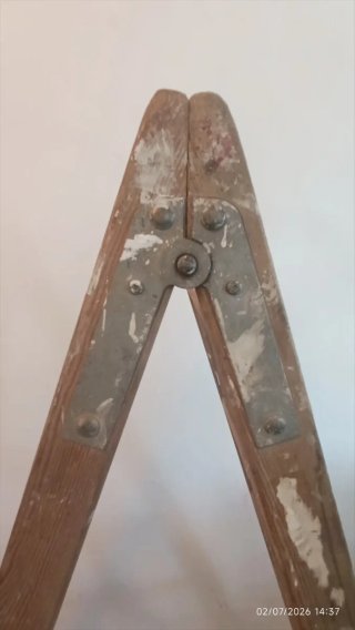 Escalera de madera pintor