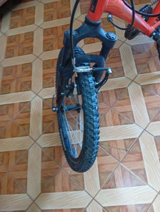 Bicicleta de montaña y regalo los dos patines