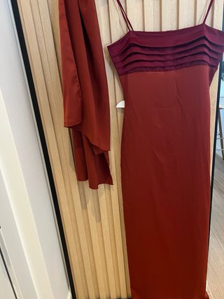 Vestido de fiesta burdeos con etiqueta