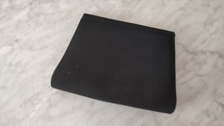 Bolso de mano negro con cadena dorada