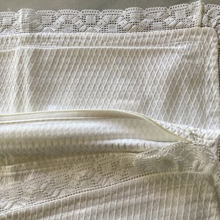 Pack colcha, dos cojines y pie de cama de Piqué