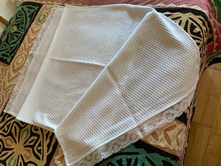 Pack colcha, dos cojines y pie de cama de Piqué