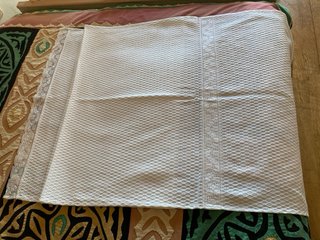 Pack colcha, dos cojines y pie de cama de Piqué
