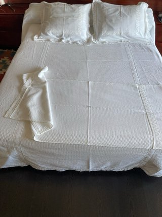 Pack colcha, dos cojines y pie de cama de Piqué