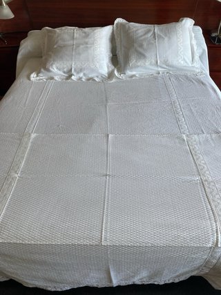 Pack colcha, dos cojines y pie de cama de Piqué