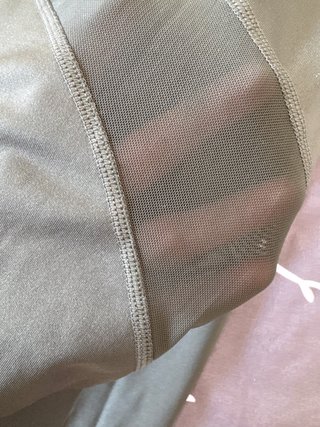 Conjunto deportivo gris y verde
