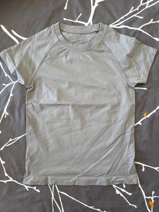 Conjunto deportivo gris y verde