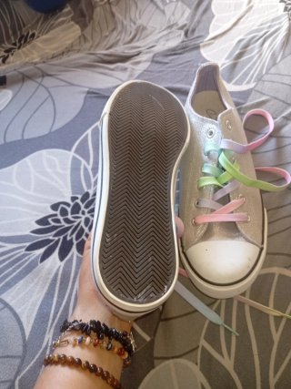 Zapatillas  plateadas con cordones arcoíris