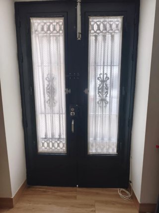 Puerta doble negra con cristales