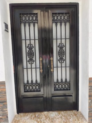 Puerta doble negra con cristales