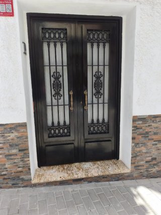 Puerta doble negra con cristales