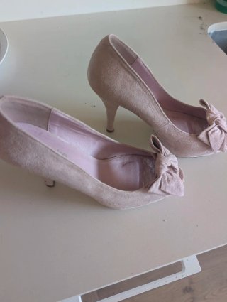 Bolso y zapatos de tacón beige