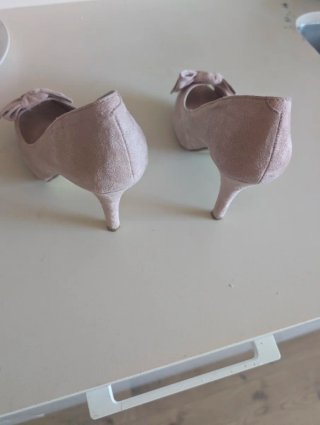 Bolso y zapatos de tacón beige