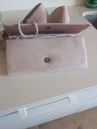 Bolso y zapatos de tacón beige