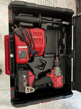 Taladro Milwaukee M18 con cargador y batería