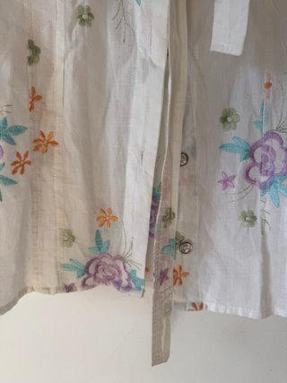 Blusa bordada floral sin mangas