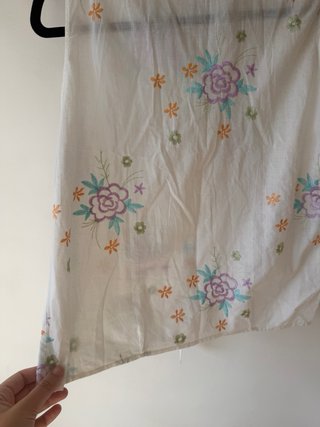 Blusa bordada floral sin mangas