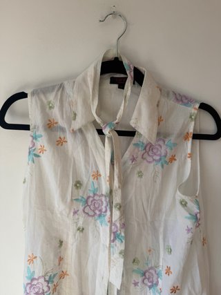 Blusa bordada floral sin mangas