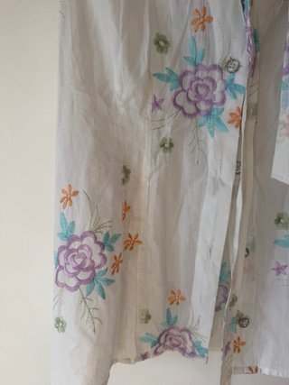 Blusa bordada floral sin mangas