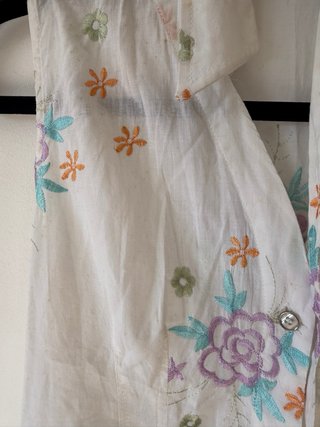Blusa bordada floral sin mangas