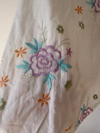 Blusa bordada floral sin mangas