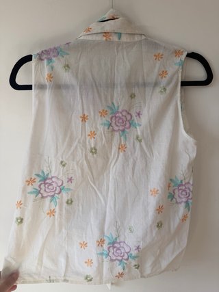 Blusa bordada floral sin mangas