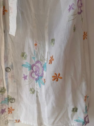 Blusa bordada floral sin mangas