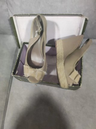 Zapatos de cuña beige
