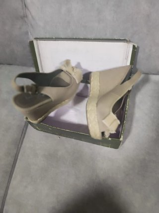 Zapatos de cuña beige