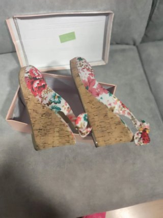 Zapatos de cuña beige