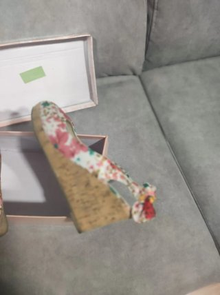 Zapatos de cuña beige