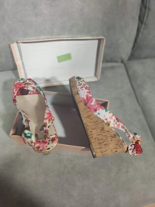 Zapatos de cuña beige