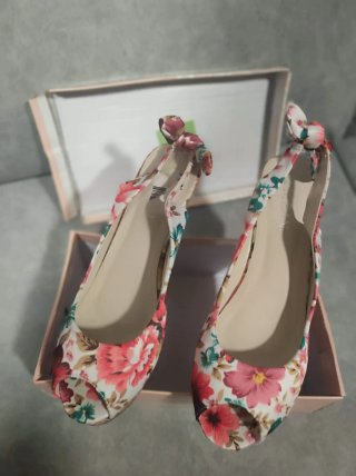 Zapatos de cuña beige