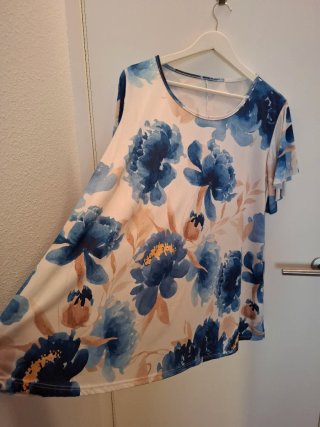 Blusa floral tonos azules y beige