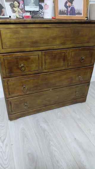 Cómoda de madera con tiradores dorados