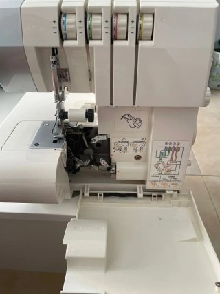 Máquina Remalladora Overlock