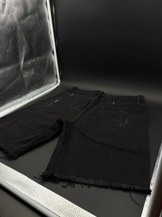 Bermuda uomo nero con schizzi multicolore