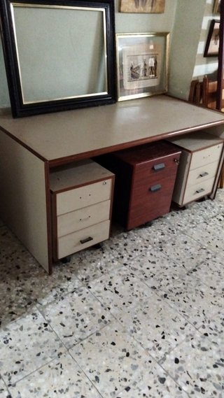 Mesa de despacho con 3 cajoneras de regalo