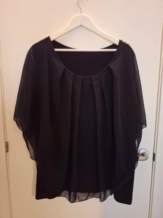 Blusa negra con perlas