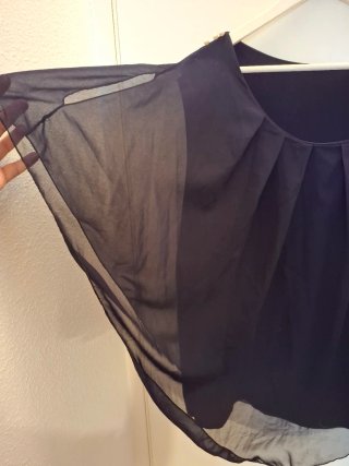 Blusa negra con perlas