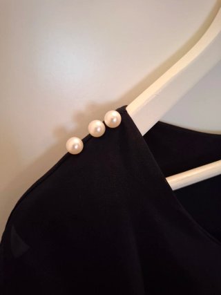 Blusa negra con perlas