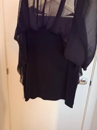 Blusa negra con perlas