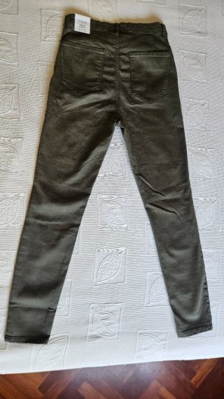 Pantalón vaquero Zara verde militar