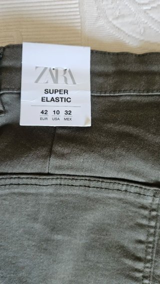 Pantalón vaquero Zara verde militar